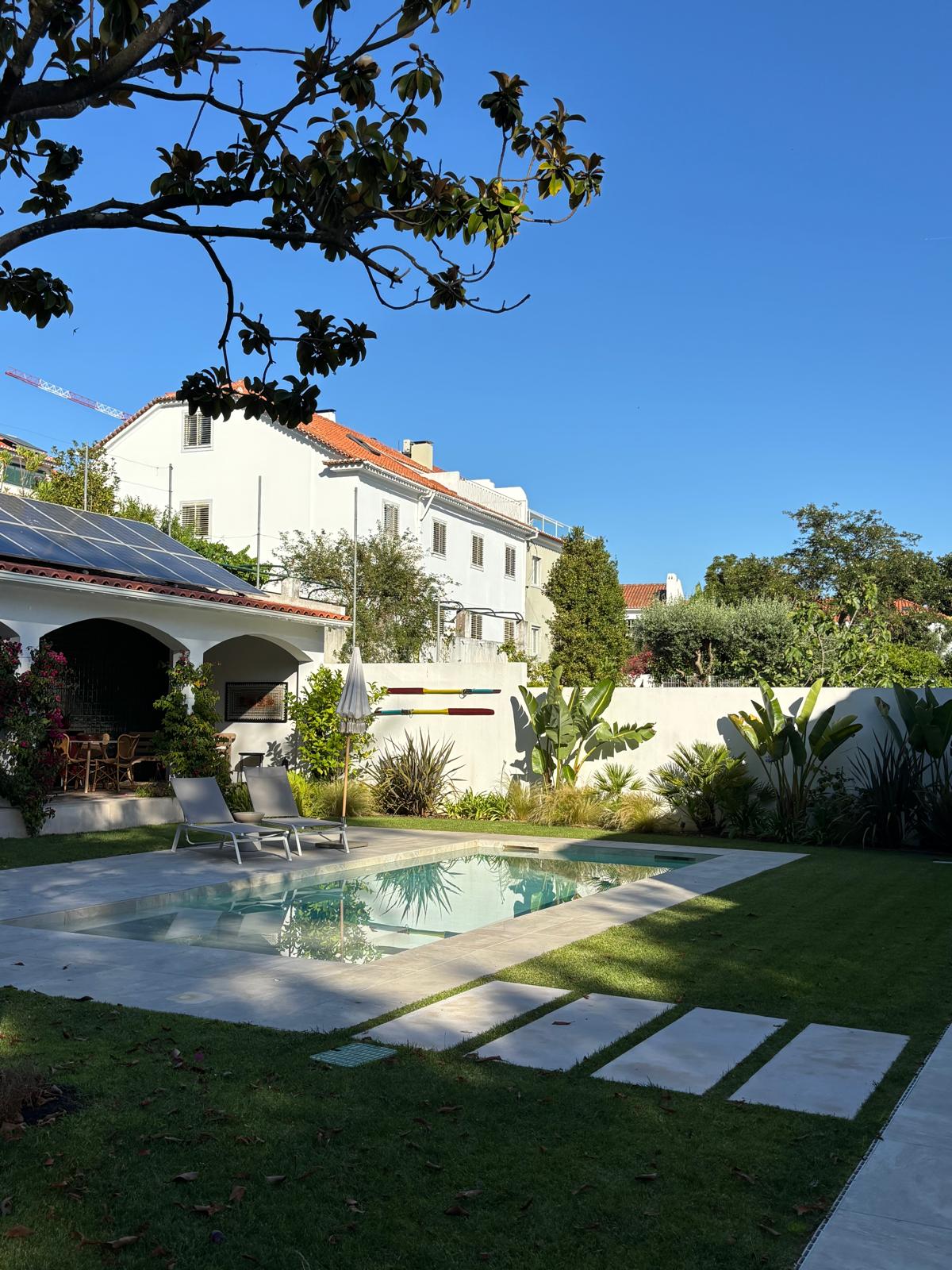 Piscina redimensionada e zona de estar